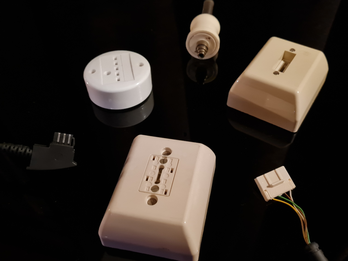 Stecker und Dosen